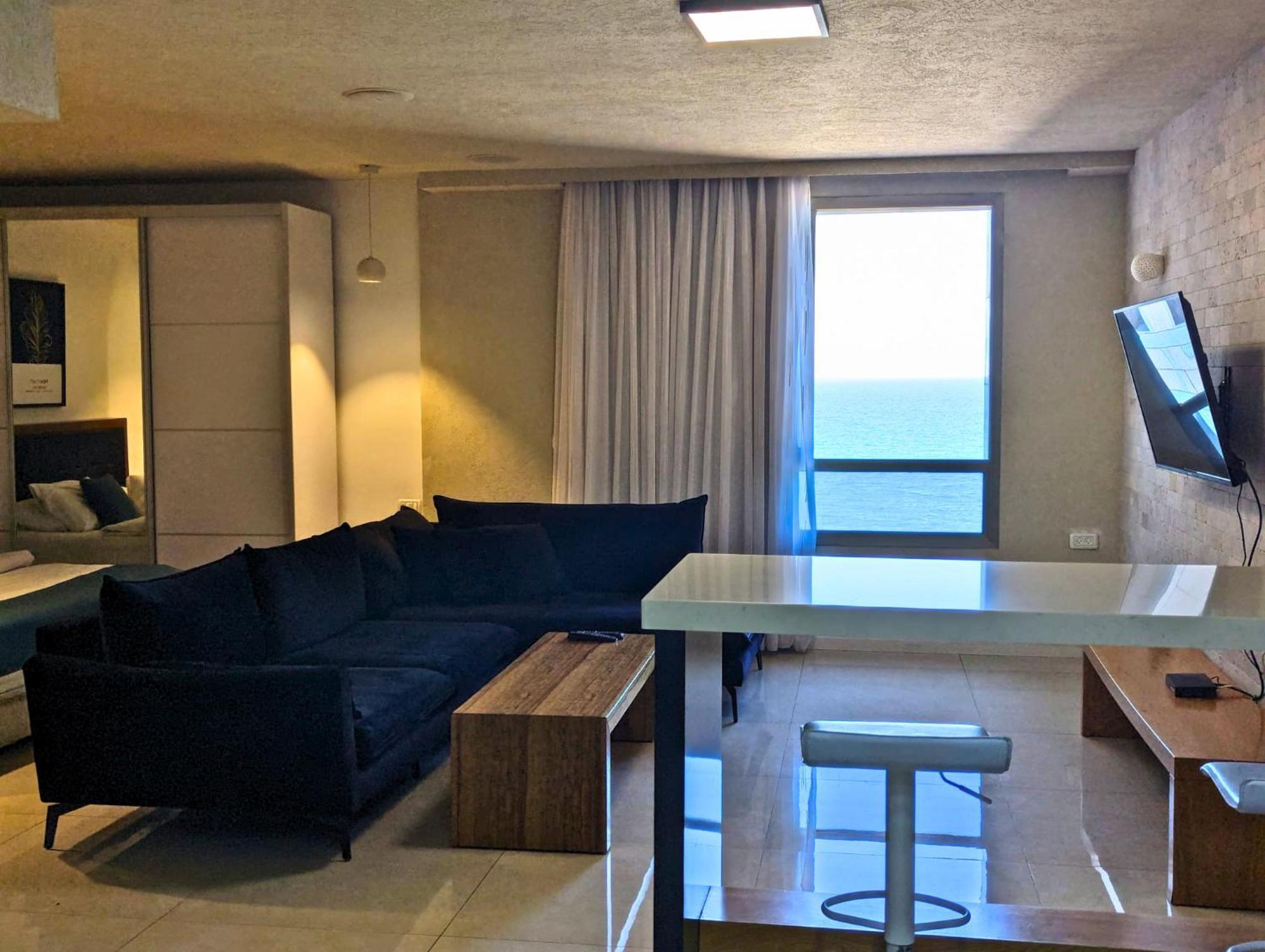 Almog Beach Apt Hotel מלון דירות אלמוג ביץ' Haifa Exterior foto